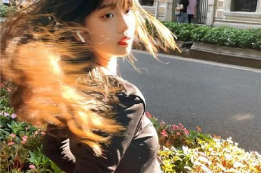 周迅疑似新恋情曝光！深夜牵手“紫衣神秘男”侧脸太像梁朝伟了